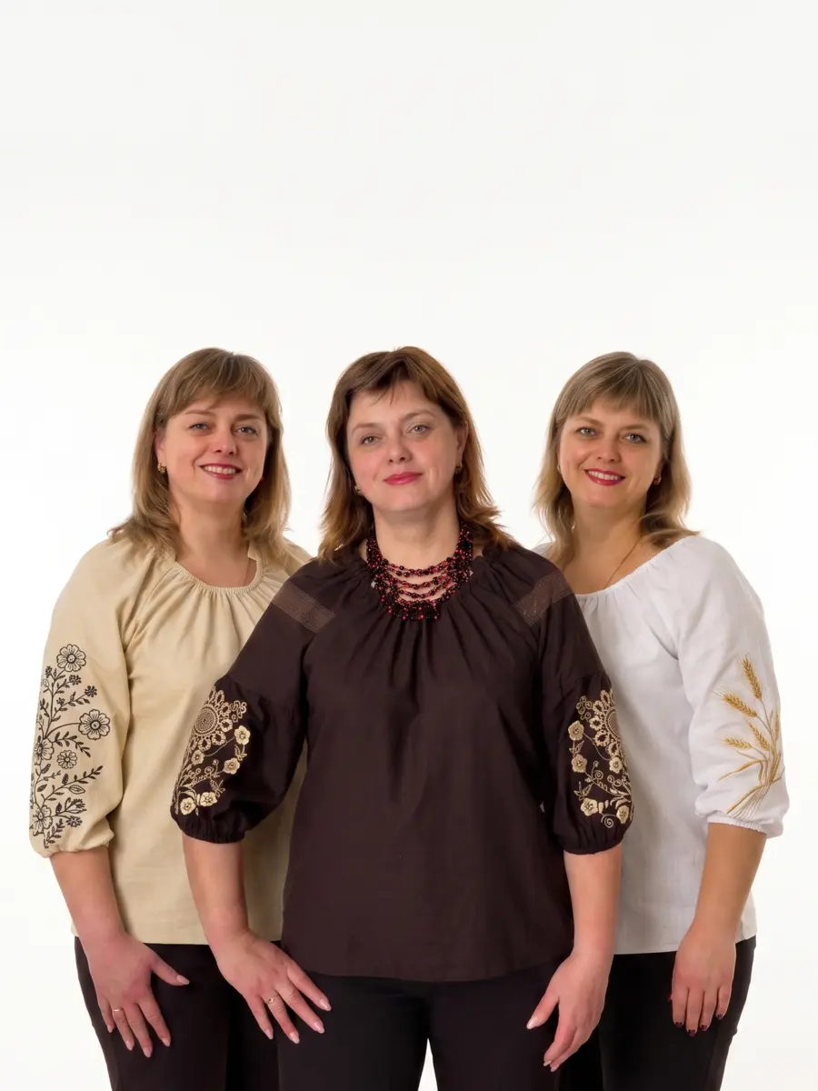 Три жінки у вишиванках трьох дизайнів — «Квітка», «Мереживо» та «Колосок»
